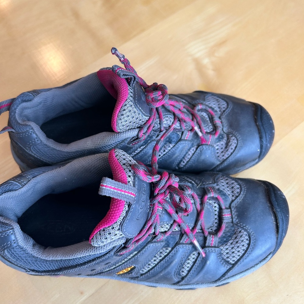 KEEN Women's Gray and Pink Athletic Shoes